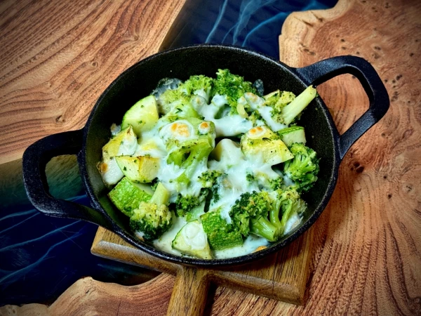 Брокколи запеченные с кабачком и сыром