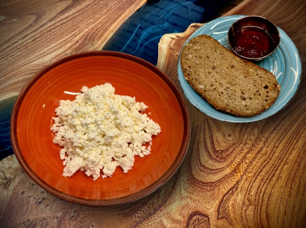 Творог с вареньем и гренкой