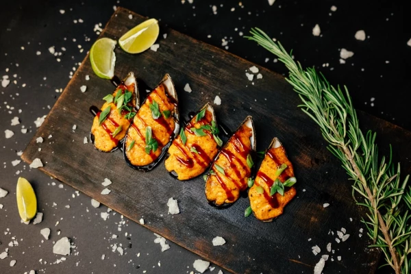 Мидии Киви (сливочно чесночный соус)