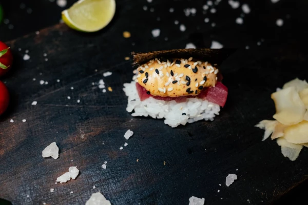 Гункан тунец спайси