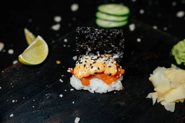 Гункан лосось спайси