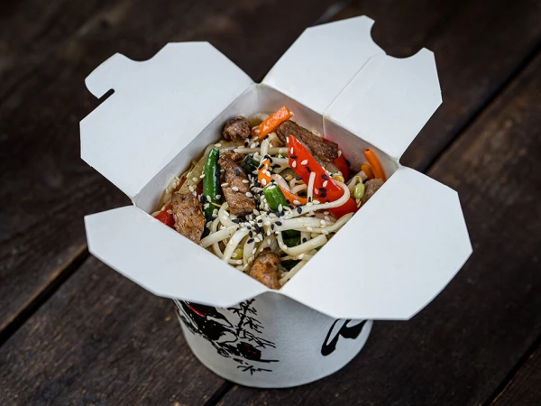 Wok лапша рисовая копченая курица с беконом