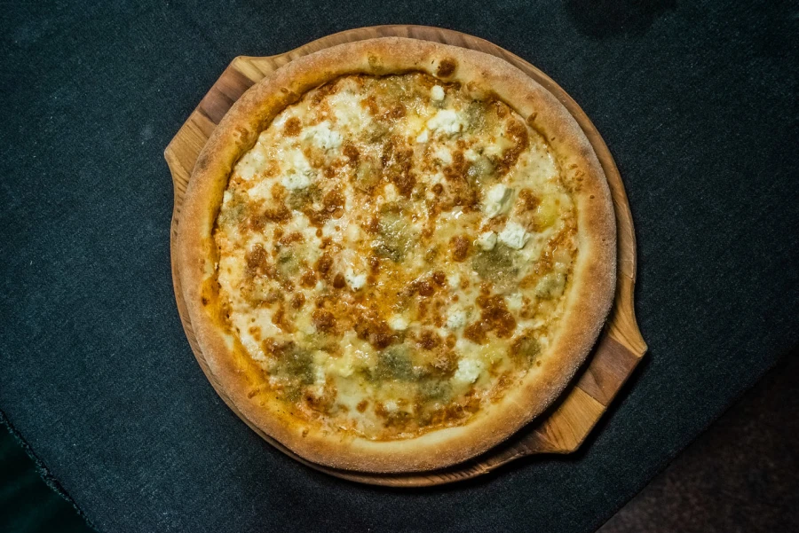 Четыре сыра пицца