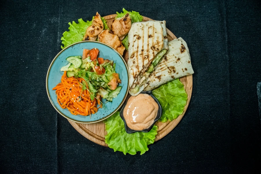 Шаурма с шашлыком из куриного филе и фирменным соусом