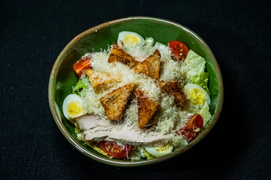 Цезарь с курицей из нашей коптильни