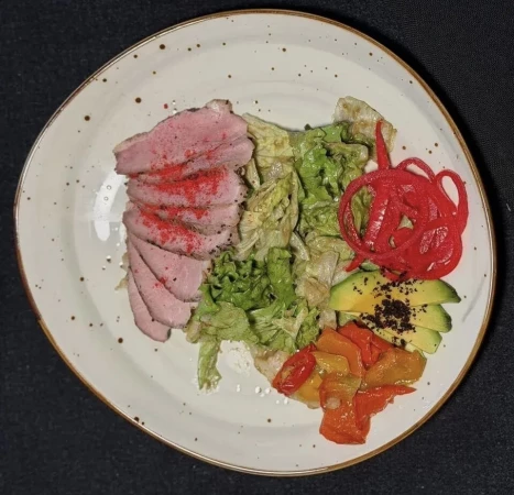 салат с утиной грудкой и печеным болгарским перцем