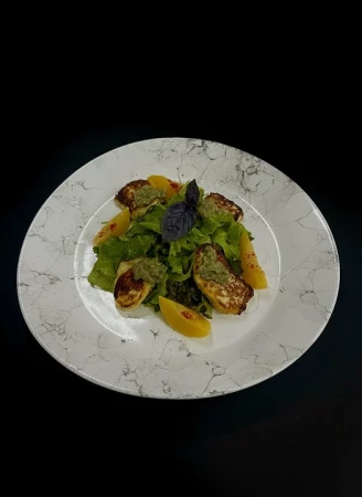 Салат «Халлуми» с персиком