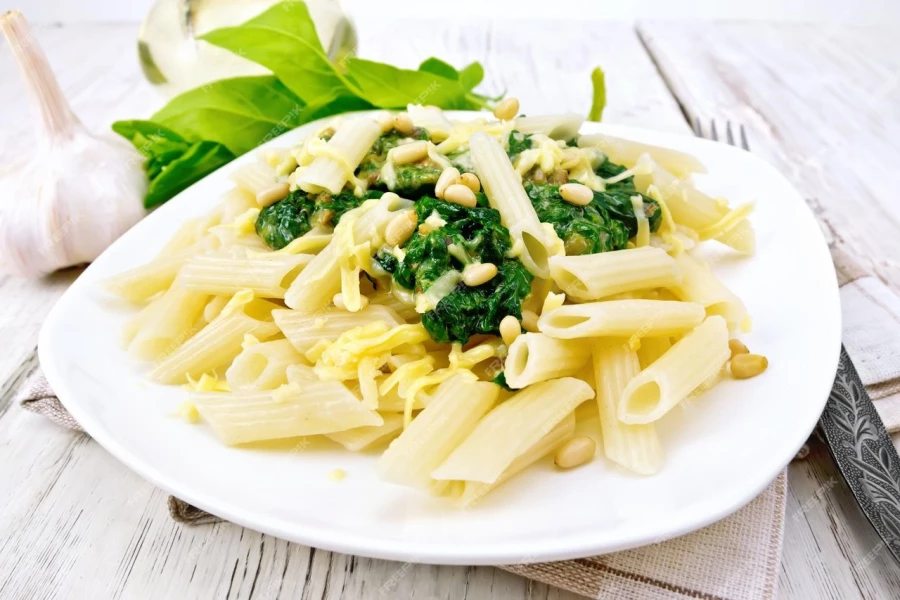 Пенне со шпинатом и кедровыми орехами