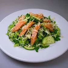Зеленый салат с лососем