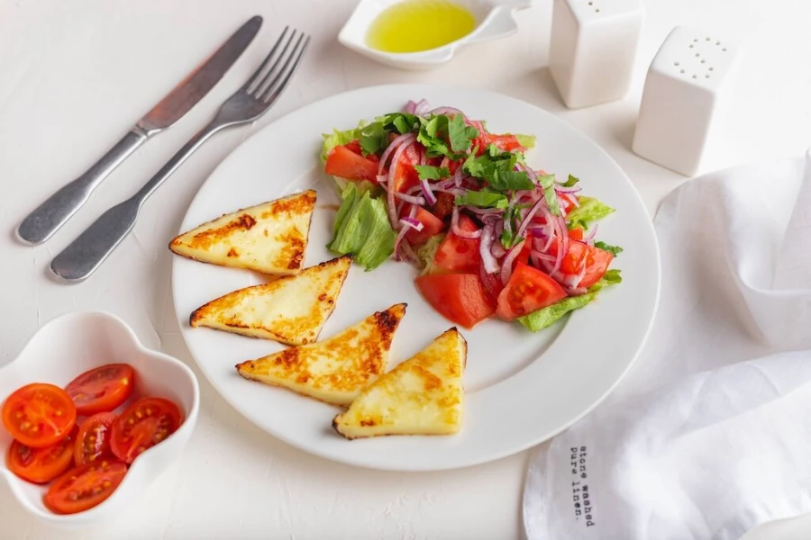 Салат с жареным сыром и томатами