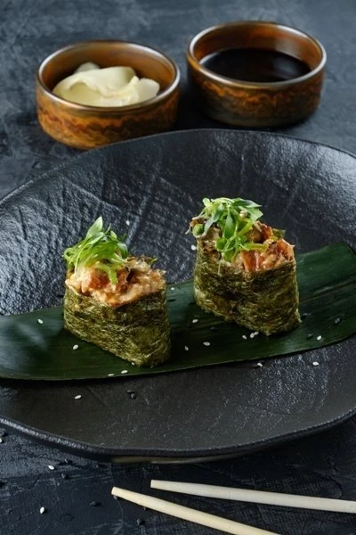 Гункан острый с лососем