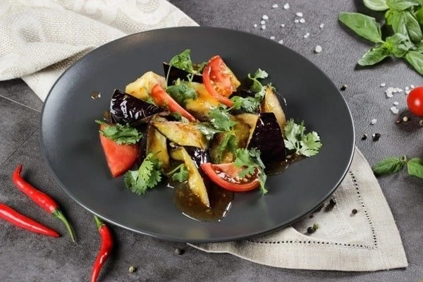 Салат с жареными баклажанами