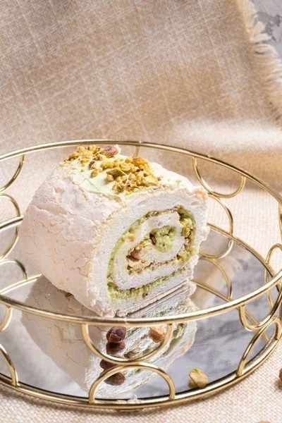 Меренговый рулет с фисташками