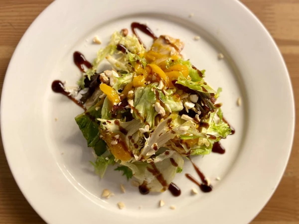 Салат с курицей и хурмой