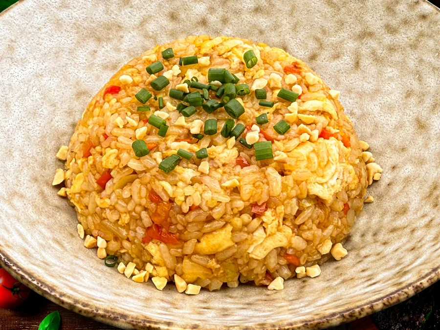 Вок рис жаренный с овощами и яйцом (соус на выбор)