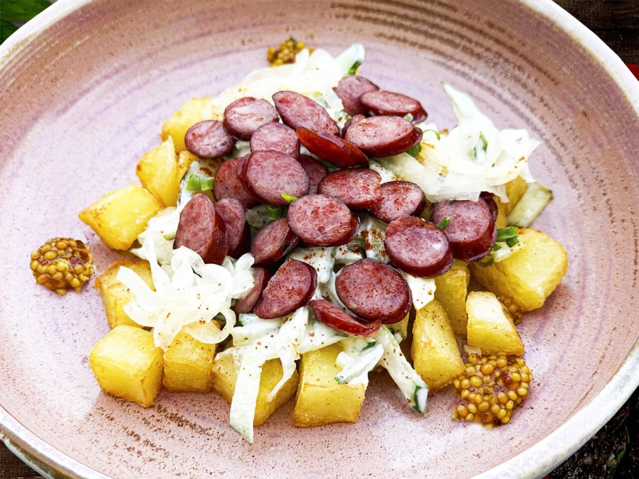 Салат с охотничьими колбасками и картофелем