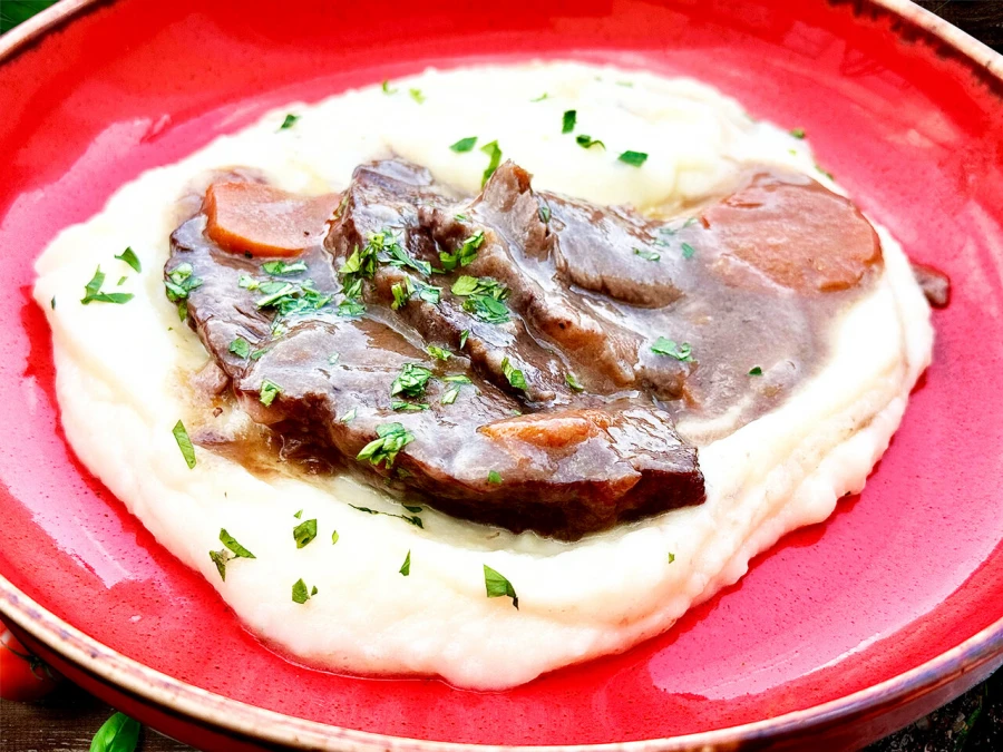 Говяжьи щечки с картофельным кремом
