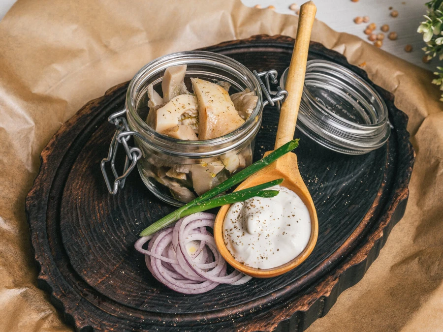 Грузди со сметаной и зеленым луком
