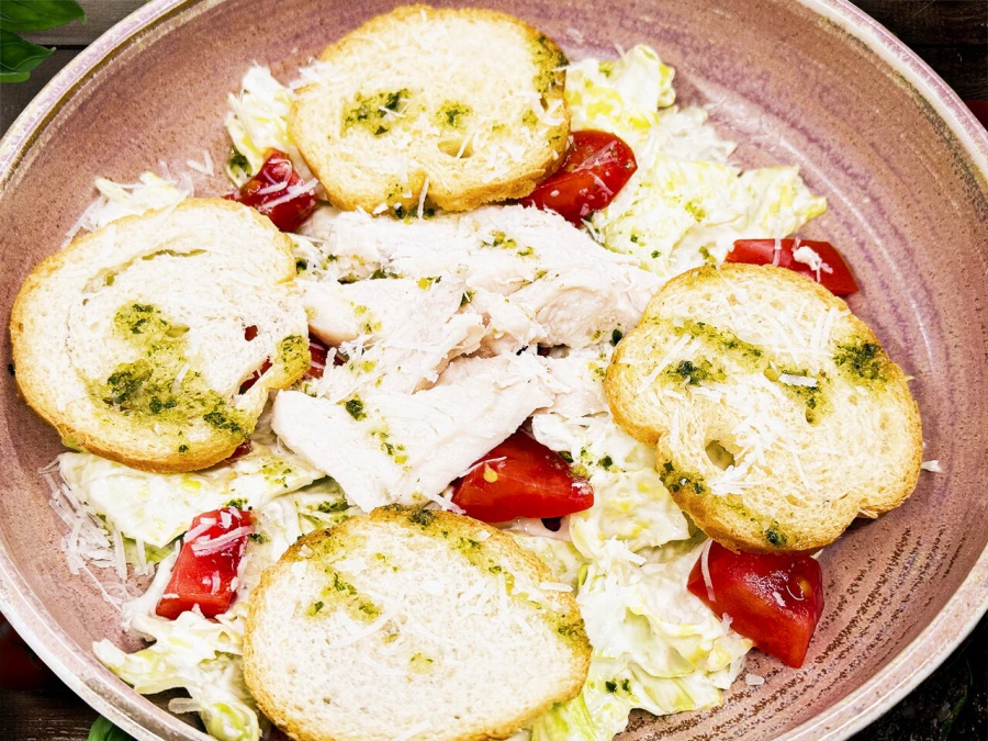 Салат Цезарь с куриной грудкой
