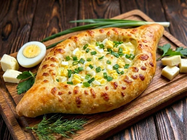 Хачапури по-аджарски с рубленым яйцом и зелёным луком