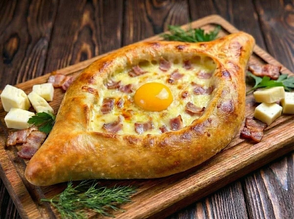 Хачапури по-аджарски с жареным беконом