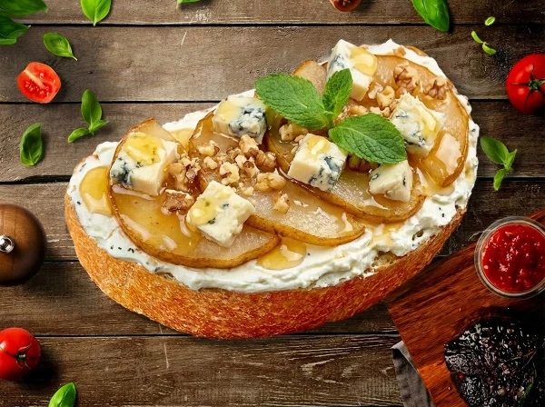 Брускетта с карамельной грушей и сыром Горгонзола