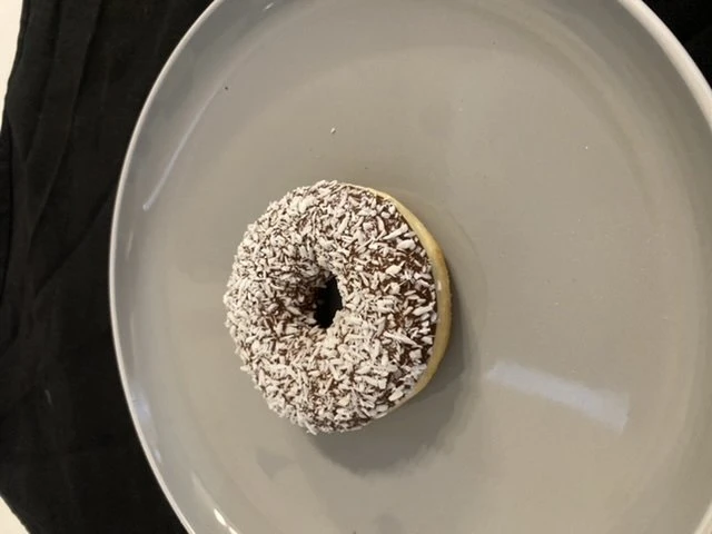 Донат с кокосовой начинкой