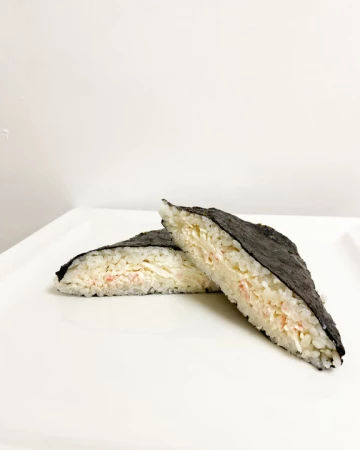 Онигири с крабом