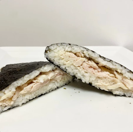 Онигири с копченой курицей