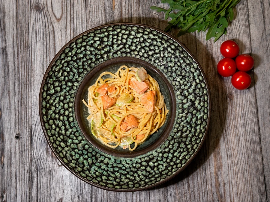 Паста с лососем и соусом песто
