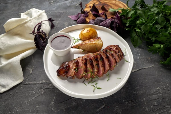 Утиное филе на гриле с печёными фруктами и ягодным соусом