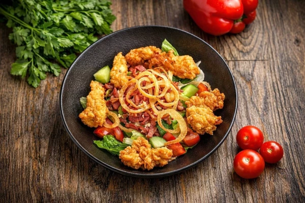 Салат с хрустящим цыпленком