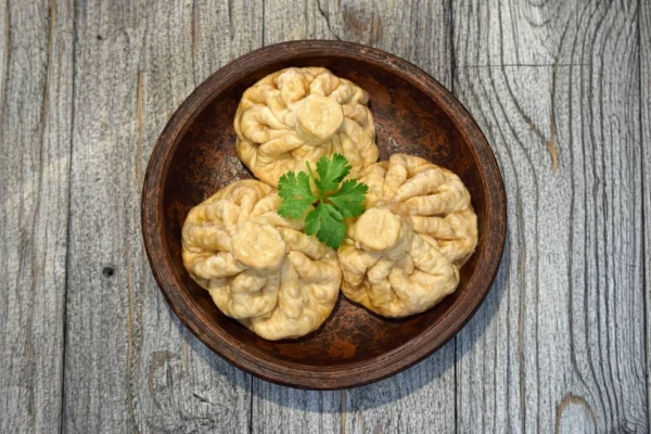 Жаренные хинкали с соусом чекмерули