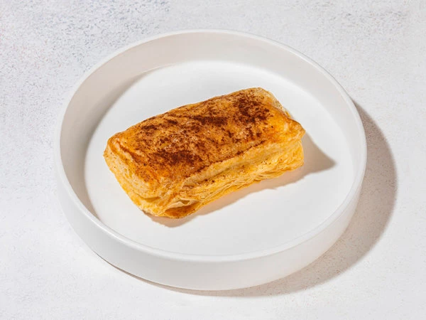 Слойка с яблоком и корицей