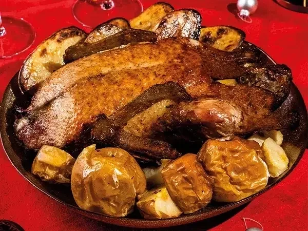 Утка запеченная с яблоками и апельсинами