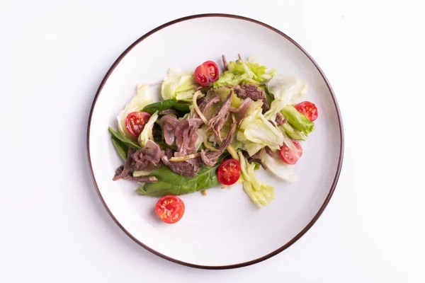 Салат с разварной говядиной