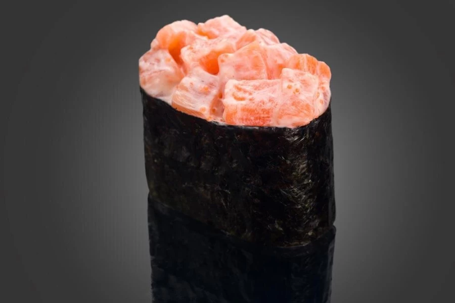 Гункан с лососем