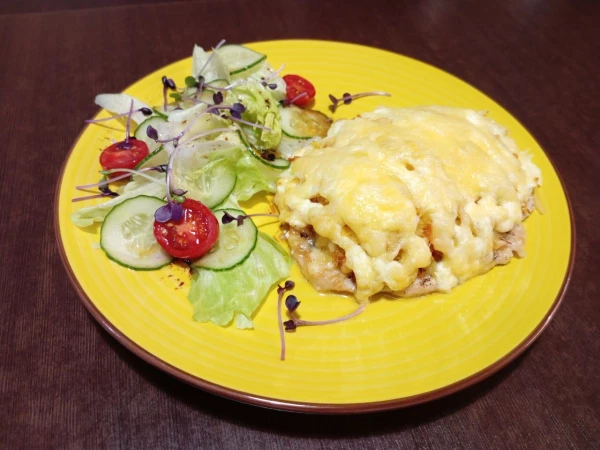 Мясо по-французки с микс-салатом