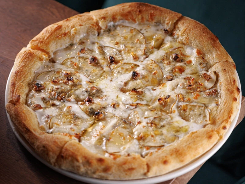 Пицца с грушей, голубым сыром, медом и грецким орехом