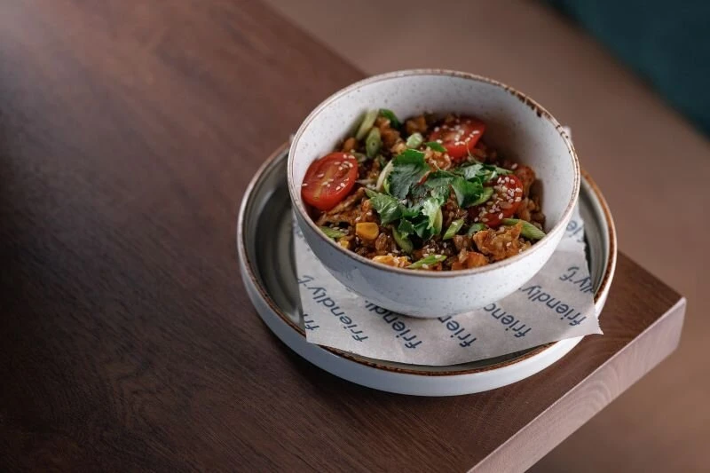 Жареный рис по-тайски с курицей и овощами