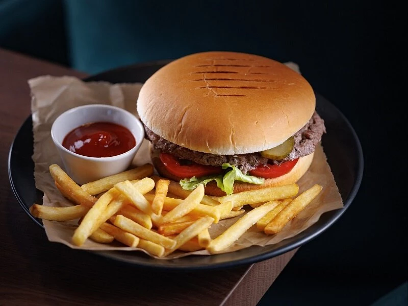 Мамин Бургер с картофелем фри и кетчупом