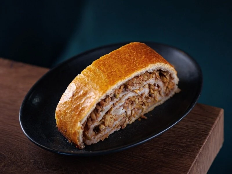 ШТРУДЕЛЬ  с яблоком, грецким орехом и изюмом