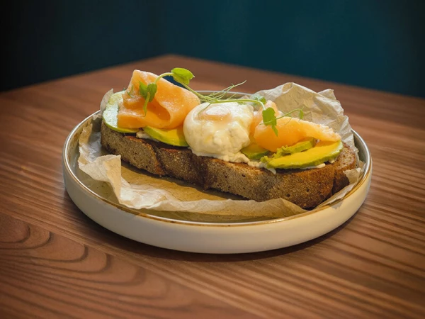 Авокадо тост с лососем