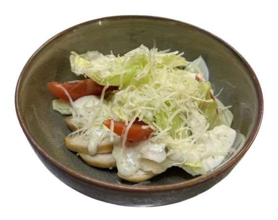Салат с куриным филе, яйцом, томатами и соусом Цезарь