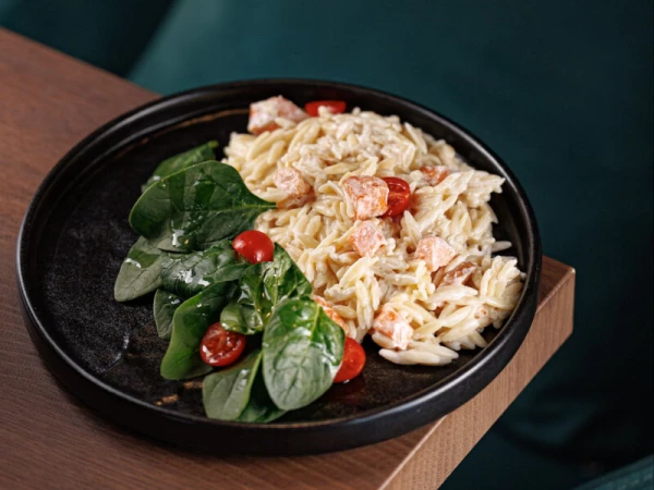 Орзо с лососем, шпинатом, томатами и пармезаном