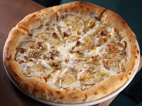 Пицца с грушей, голубым сыром, медом и грецким орехом