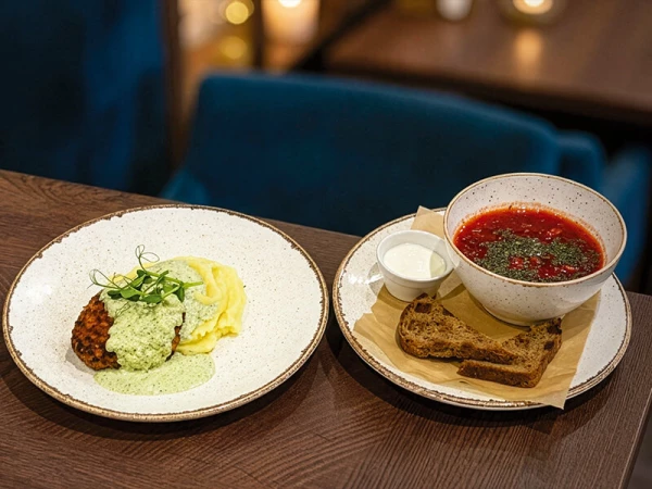 Борщ с говядиной + Мясная котлета