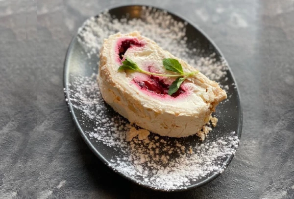 Рулет Меренговый с малиной