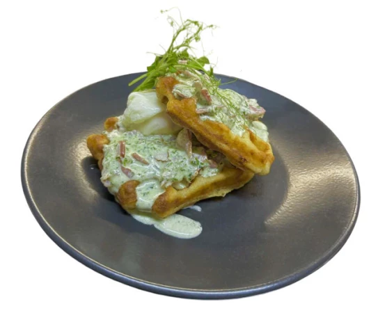 Картофельная вафля с беконом, яйцом пашот и сливочно-шпинатным соусом