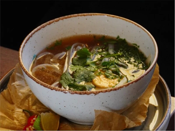 Бульон "Фо Бо" с яйцом и рисовой лапшой